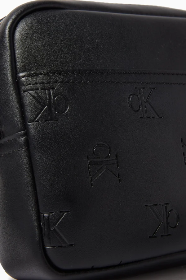 UB Fashion CALVIN KLEIN JEANS Logo RFID Pouch in Faux-leather