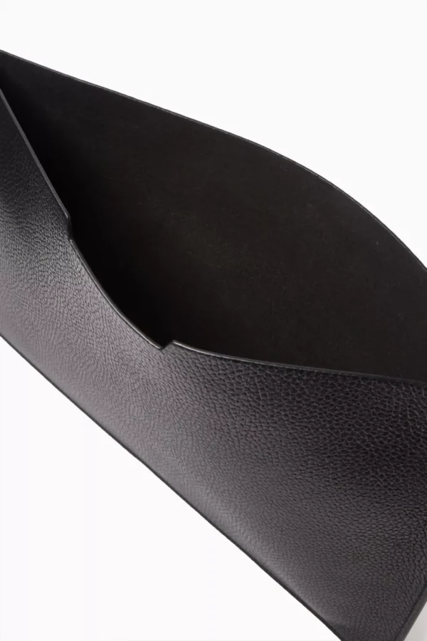 UB FASHION PINEIDER LAPTOP SLEEVE IN GRAINED LEATHER
